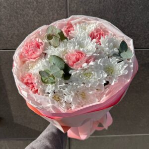 sbornyj-buket-iz-hrizantem-diantusa-i-evkalipta-kajf