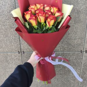 buket-iz-11-importnyh-roz-v-upakovke