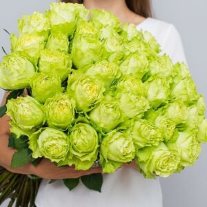 Большой букет из 25 высоких желтых роз сорта Лимонад, перевязанный атласной лентой, от магазина Кайф в Гродно.