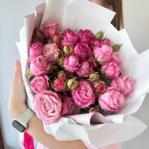 5 веток кустовой розы в упаковке